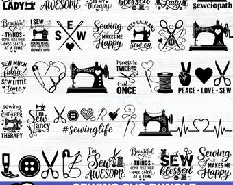 Könnte beinhalten: Eine Sammlung von 25 schwarz-weißen digitalen Grafikdesigns mit Illustrationen zum Thema Nähen, darunter Nähmaschinen, Scheren, Knöpfe, Nadeln und Garnrollen, begleitet von verschiedenen Schriftzügen wie Sew Awesome und Sewing is My Therapy.