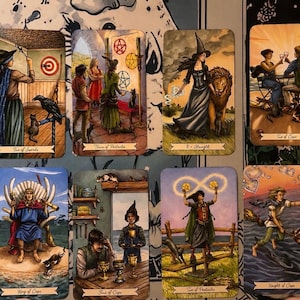 Puede incluir: Una colecci&oacute;n de ocho cartas de tarot dispuestas en dos filas, con ilustraciones tituladas Ten of Swords, Three of Pentacles, Strength, Ten of Cups, King of Cups, Four of Cups, Two of Pentacles y Knight of Cups con coloridas im&aacute;genes de fantas&iacute;a.
