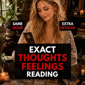 Könnte beinhalten: Eine Frau mit langen blonden Haaren hält eine Tarotkarte. Das Bild zeigt den Text "EXACT THOUGHTS FEELINGS READING" in Weiß und Rot. Weitere Texte sind "SAME HOUR" und "EXTRA DETAILED". Tarotkarten, Kristalle und Kerzen liegen auf einem Holztisch.
