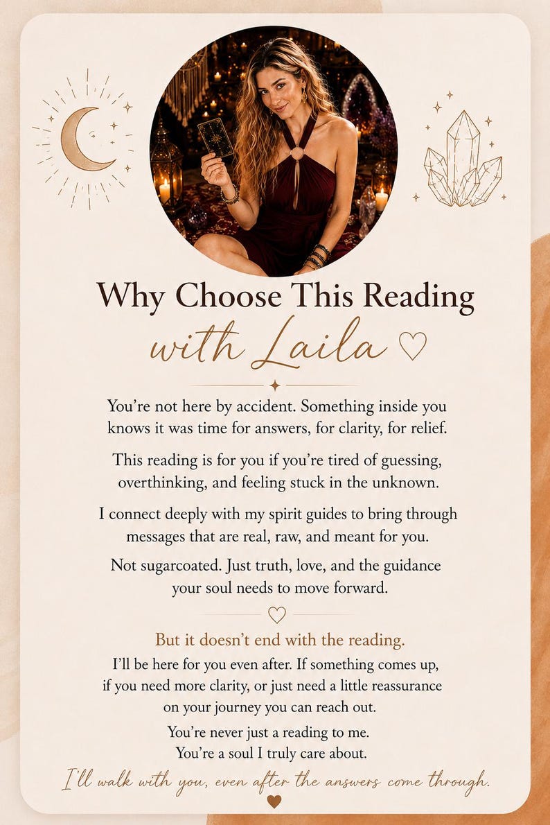 Puede incluir: Una tarjeta informativa beige con una foto circular de una persona sosteniendo una carta del tarot, con dibujos lineales de una luna creciente y cristales. El texto dice: Why Choose This Reading with Laila, seguido de p&aacute;rrafos descriptivos sobre gu&iacute;a espiritual.