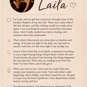 Puede incluir: Una tarjeta informativa beige titulada about Laila con una fotograf&iacute;a circular de una persona sosteniendo cartas del tarot. El texto detalla un viaje personal de intuici&oacute;n y energ&iacute;a, ofreciendo orientaci&oacute;n a trav&eacute;s de lecturas.