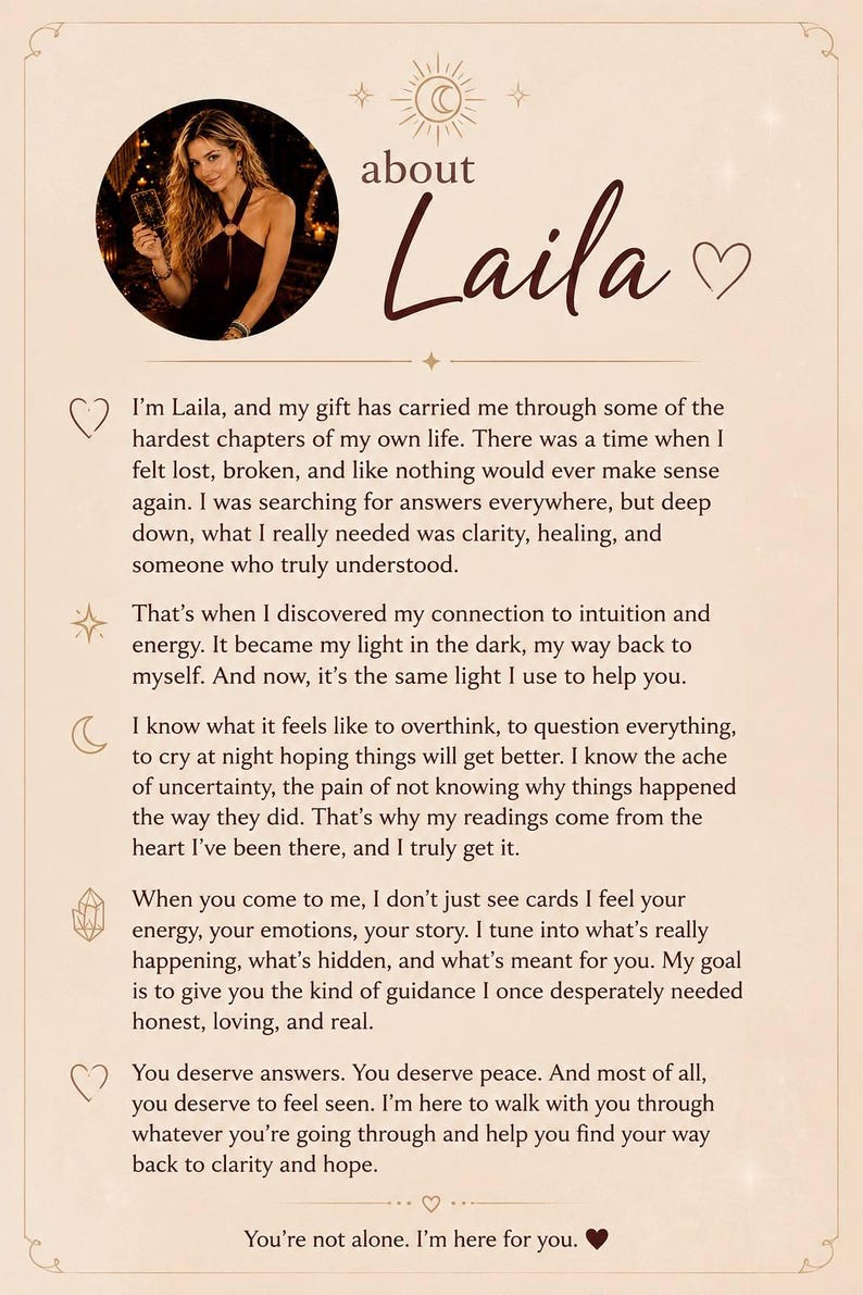 Puede incluir: Una tarjeta informativa beige titulada about Laila con una fotograf&iacute;a circular de una persona sosteniendo cartas del tarot. El texto detalla un viaje personal de intuici&oacute;n y energ&iacute;a, ofreciendo orientaci&oacute;n a trav&eacute;s de lecturas.