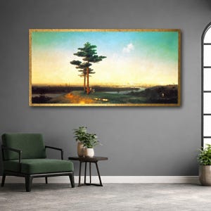 Könnte beinhalten: Gerahmtes Landschaftsgemälde mit goldenem Rand. Das Kunstwerk zeigt eine ruhige Szene mit einem Baum in der Mitte, einem Gewässer und einem farbenfrohen Himmel. Das Gemälde hängt an einer grauen Wand über einem grünen Stuhl und einem kleinen Tisch mit Pflanzen.