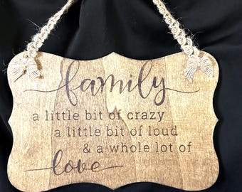 Familie Holzwandbehang | Rustikales Bauernhaus Familienschild | Handgemachtes hölzernes Wohndekor | Einweihungsparty Geschenk | Familie Wand Dekor