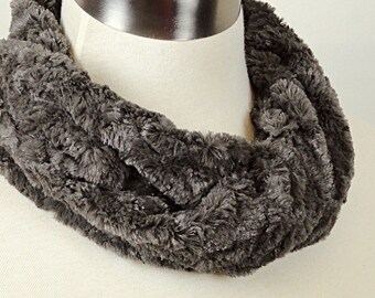 小物 theredthread S fuzzy scarf gray Pull Through Scarf Short Faux
