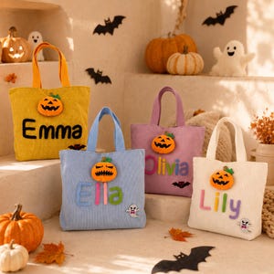 Peut inclure: Quatre sacs fourre-tout en velours côtelé jaune, bleu clair, violet et crème, chacun orné d'un écusson citrouille en peluche, d'une petite applique fantôme ou chauve-souris et d'un prénom personnalisé en lettres de feutrine colorées.
