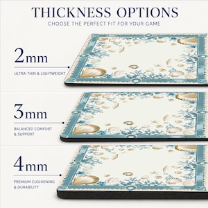 Peut inclure: L'image pr&eacute;sente trois tapis de jeu rectangulaires de diff&eacute;rentes &eacute;paisseurs : 2 mm, 3 mm et 4 mm. Chaque tapis est orn&eacute; d'un motif central cr&egrave;me de coquillages et de coraux, encadr&eacute; d'une bordure turquoise. Le texte indique les options d'&eacute;paisseur.