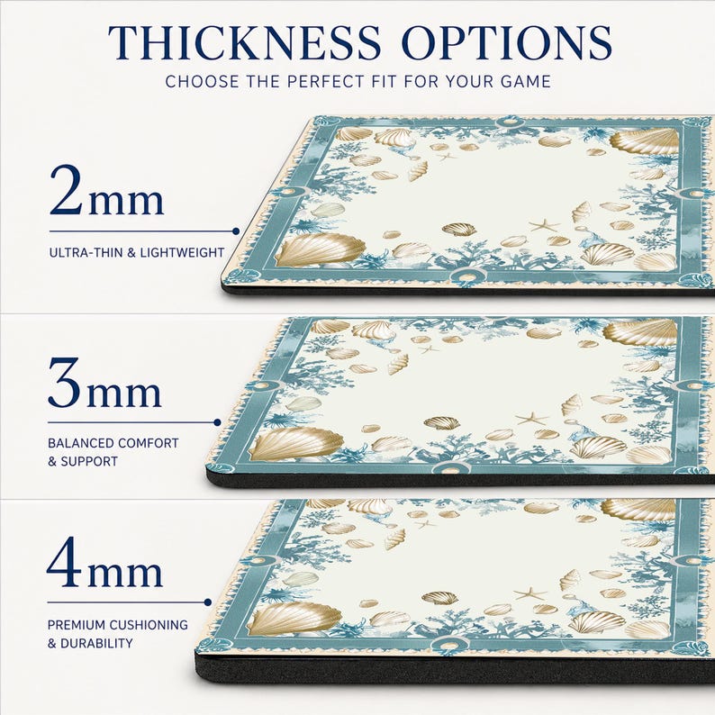 Peut inclure: L'image pr&eacute;sente trois tapis de jeu rectangulaires de diff&eacute;rentes &eacute;paisseurs : 2 mm, 3 mm et 4 mm. Chaque tapis est orn&eacute; d'un motif central cr&egrave;me de coquillages et de coraux, encadr&eacute; d'une bordure turquoise. Le texte indique les options d'&eacute;paisseur.