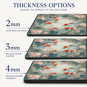 Peut inclure: Un tapis de bureau rectangulaire illustr&eacute; d'un &eacute;tang avec des poissons ko&iuml; et des fleurs de lotus. L'image pr&eacute;sente trois options d'&eacute;paisseur : 2 mm ultra-fin et l&eacute;ger, 3 mm confort et soutien &eacute;quilibr&eacute;s, et 4 mm amorti et durabilit&eacute; sup&eacute;rieurs.