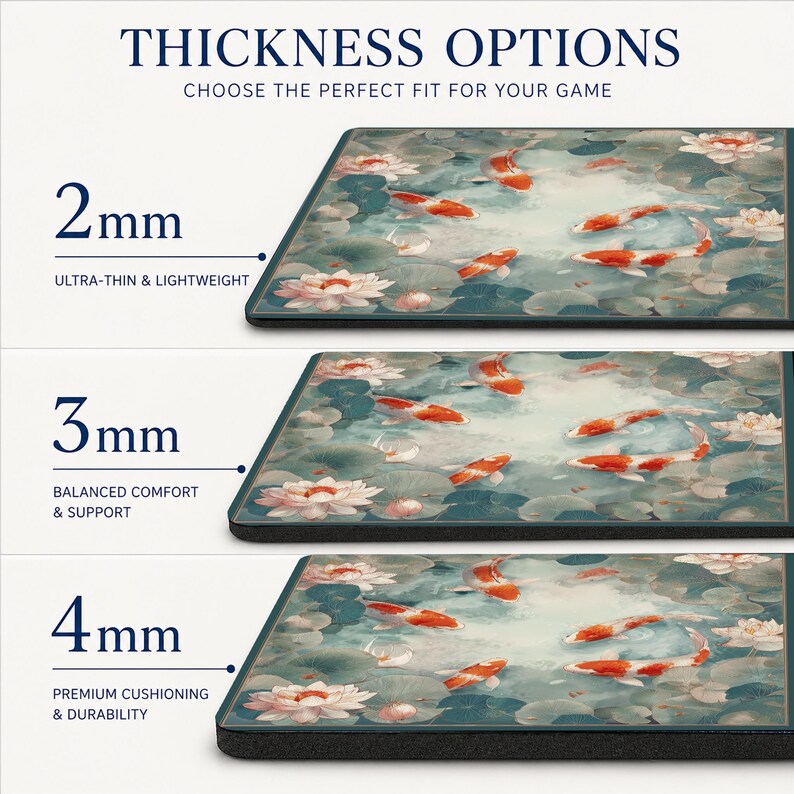 Peut inclure: Un tapis de bureau rectangulaire illustr&eacute; d'un &eacute;tang avec des poissons ko&iuml; et des fleurs de lotus. L'image pr&eacute;sente trois options d'&eacute;paisseur : 2 mm ultra-fin et l&eacute;ger, 3 mm confort et soutien &eacute;quilibr&eacute;s, et 4 mm amorti et durabilit&eacute; sup&eacute;rieurs.