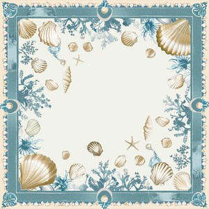 Peut inclure: Impression carr&eacute;e d&eacute;corative avec un fond cr&egrave;me, une bordure turquoise et des coquillages dor&eacute;s, des &eacute;toiles de mer et du corail. Le motif comprend des coquillages de diff&eacute;rentes tailles et des &eacute;l&eacute;ments marins.