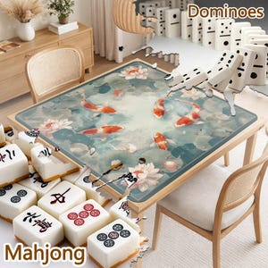 Peut inclure: Un tapis de table rectangulaire orn&eacute; d'un motif imprim&eacute; de poissons ko&iuml; et de fleurs de lotus dans des tons bleu, vert et orange. Le tapis est entour&eacute; de tuiles de mah-jong blanches &agrave; symboles noirs et rouges et de dominos blancs &agrave; points noirs.