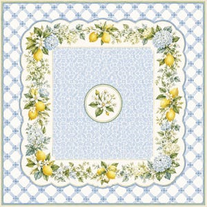 Puede incluir: Un textil cuadrado que presenta un patr&oacute;n geom&eacute;trico central en azul claro con un medall&oacute;n floral circular. Un borde festoneado de limones amarillos, hojas verdes y flores de hortensia azules enmarca el centro sobre un fondo de rejilla blanco.