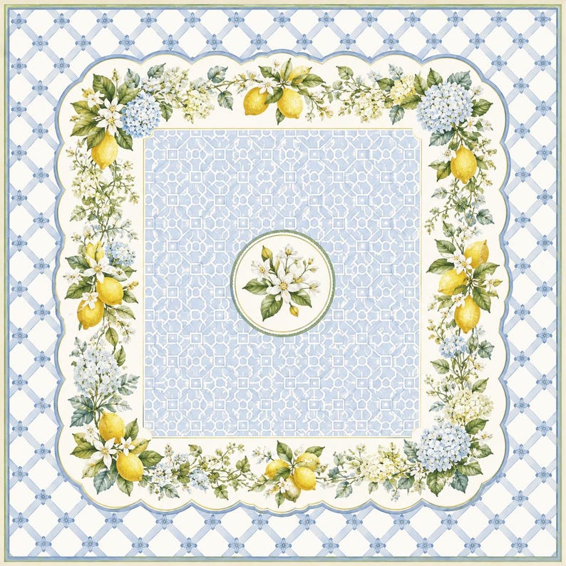 Puede incluir: Un textil cuadrado que presenta un patr&oacute;n geom&eacute;trico central en azul claro con un medall&oacute;n floral circular. Un borde festoneado de limones amarillos, hojas verdes y flores de hortensia azules enmarca el centro sobre un fondo de rejilla blanco.