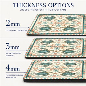 Puede incluir: Tres alfombrillas de rat&oacute;n cuadradas con un patr&oacute;n de tortugas marinas y corales, mostradas en opciones de grosor de 2mm, 3mm y 4mm. El texto dice THICKNESS OPTIONS, CHOOSE THE PERFECT FIT FOR YOUR GAME, ULTRA-THIN & LIGHTWEIGHT, BALANCED COMFORT & SUPPORT y PREMIUM CUSHIONING & DURABILITY.