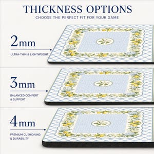 Puede incluir: Tres alfombrillas de rat&oacute;n rectangulares con un borde de celos&iacute;a azul y blanco y un patr&oacute;n central de limones amarillos y flores blancas. La imagen muestra opciones de grosor de 2mm, 3mm y 4mm, etiquetadas con texto como THICKNESS OPTIONS.