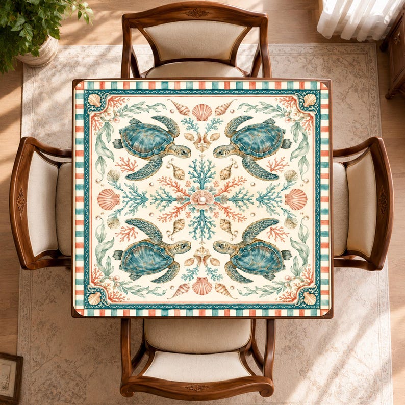 Puede incluir: Un mantel cuadrado con fondo crema que presenta un patr&oacute;n repetitivo de cuatro tortugas marinas de color verde azulado, varias ramas de coral en tonos naranja y azul, y diversas conchas marinas. El borde tiene un dise&ntilde;o de rayas.