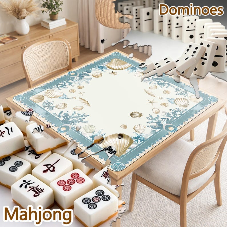 Peut inclure: Une table en bois avec une surface cr&egrave;me orn&eacute;e d'une bordure bleue et de motifs de coquillages, pr&ecirc;te pour un jeu. Des tuiles de Mahjong sont visibles, ainsi que le mot "Mahjong". Des dominos sont &eacute;galement pr&eacute;sents, avec le mot "Dominoes" affich&eacute;.