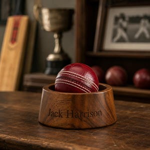 Supporto personalizzato per palla da cricket in noce, regalo per allenatore con incisione, espositore per palla da partita, regalo per papà appassionato di cricket, espositore per palla da partita, regalo per allenatore
