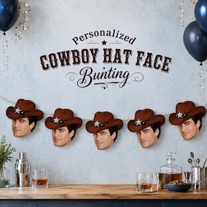 Könnte beinhalten: Eine dekorative Wimpelkette mit fünf identischen Ausschnitten einer Person, die einen braunen Cowboyhut mit einem silbernen Sternabzeichen trägt. Der Text Personalized COWBOY HAT FACE Bunting ist in Dunkelbraun darüber gedruckt.