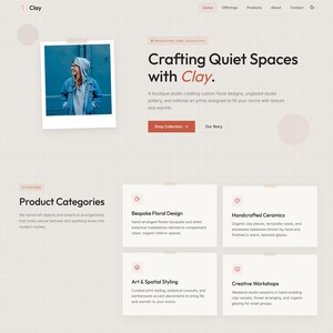 Op de afbeelding: Website homepage voor Clay, een studio gespecialiseerd in handgemaakte wooncollecties. De pagina bevat een foto van een persoon, productcategorieën en call-to-actions voor bloemendesign, keramiek en workshops.