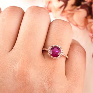 Anelli di fidanzamento con rubino da 1,25 carati, fede nuziale con pavé di diamanti taglio rotondo, anello da sposa in oro rosa
