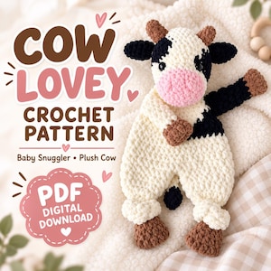 Könnte beinhalten: Eine Häkelanleitung für ein Kuh-Schmusetuch mit dem Text COW LOVEY CROCHET PATTERN Baby Snuggler Plush Cow PDF DIGITAL DOWNLOAD. Das Plüschtier ist weiß mit schwarzen Flecken, einer rosa Schnauze sowie braunen Hufen und Hörnern aus weichem Garn.