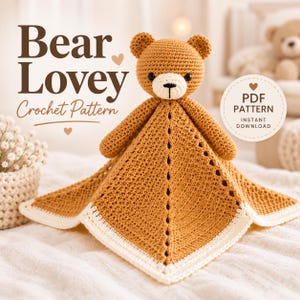 Può includere: Un doudou a forma di orsetto all'uncinetto con testa marrone, muso color crema e occhi neri, attaccato a una copertina testurizzata marrone dorato con bordo color crema. Il testo recita Bear Lovey Crochet Pattern e PDF PATTERN INSTANT DOWNLOAD.