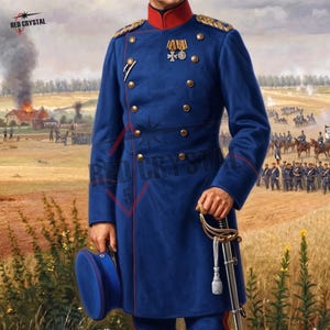 Könnte beinhalten: Eine zweireihige blaue Militäruniformjacke mit rotem Stehkragen, goldenen Knöpfen und goldenen Schulterstücken. Das Kleidungsstück hat eine Medaille auf der Brust, rote Paspeln und wird zusammen mit einer blauen Schirmmütze und einem silbernen Säbel.