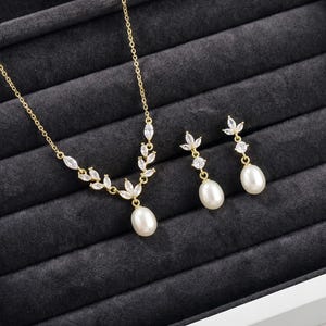 Minimalist Freshwater Pearl Jewelry Set Bridal Necklace and Earrings Dainty Wedding Jewelry Bridesmaid Gift Elegant Pearl Set for Bride