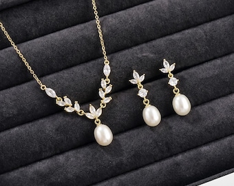 Minimalist Freshwater Pearl Jewelry Set Bridal Necklace and Earrings Dainty Wedding Jewelry Bridesmaid Gift Elegant Pearl Set for Bride