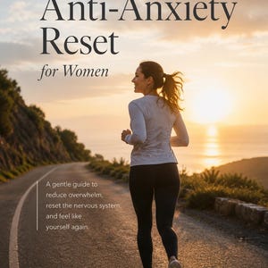 Op de afbeelding: Een boekomslag getiteld The Anti-Anxiety Reset for Women, met een persoon die bij zonsondergang op een weg hardloopt. De tekst luidt: A gentle guide to reduce overwhelm, reset the nervous system, and feel like yourself again. Nervous System, Calm Mind, Emotional Balance, You.