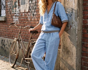Tweedelige zomerse casual damesset: top met V-hals en gestreepte rand en broek met wijde pijpen