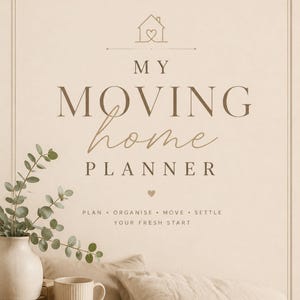 Puede incluir: Un planificador de tonos beige titulado "My Moving Home Planner" con un icono de casa y corazón. La portada presenta el texto: Planificar, Organizar, Moverse, Establecerse, Tu nuevo comienzo. Un jarrón con vegetación, una taza y cajas están en primer plano.