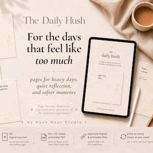 Puede incluir: Un conjunto de diario digital titulado The Daily Hush, con varias páginas de color crema con ilustraciones florales minimalistas y avisos. Una tableta muestra la interfaz, acompañada de páginas impresas, un lápiz óptico y una taza de café.