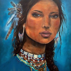 Op de afbeelding: Een portretschilderij van een vrouw met donker haar en een bruine huid, versierd met een gevederde haarversiering en zilveren oorringen. Ze draagt een gelaagde ketting met kralen en turkooizen accenten, en een blauwe top. De achtergrond is een blauwe gradiënt.