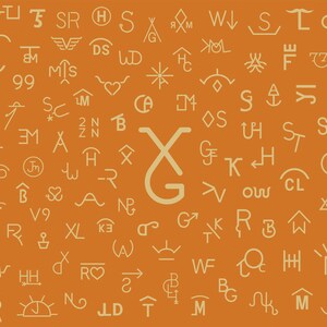 K&ouml;nnte beinhalten: Eine Sammlung von &uuml;ber 70 verschiedenen Western-Marken oder Rindermarken, jede mit einem einzigartigen Design. Die Marken sind in hellgelber Farbe auf orangefarbenem Hintergrund. Die Marken umfassen Buchstaben, Zahlen und Symbole.