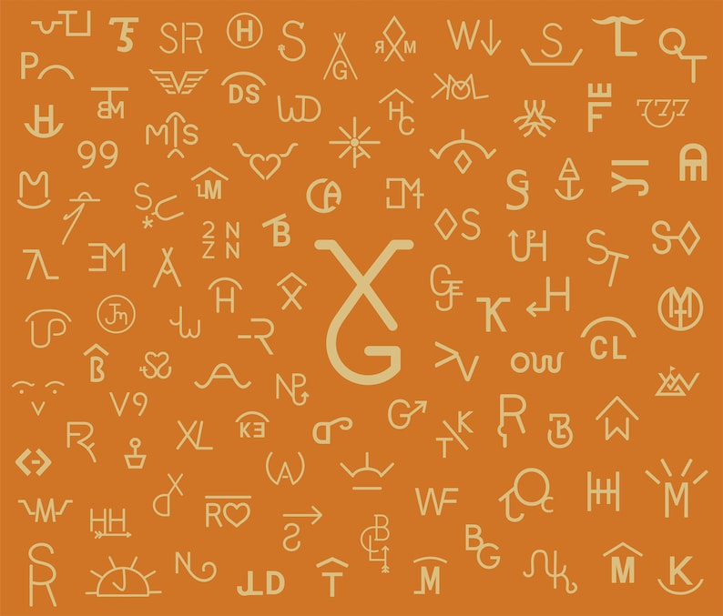 K&ouml;nnte beinhalten: Eine Sammlung von &uuml;ber 70 verschiedenen Western-Marken oder Rindermarken, jede mit einem einzigartigen Design. Die Marken sind in hellgelber Farbe auf orangefarbenem Hintergrund. Die Marken umfassen Buchstaben, Zahlen und Symbole.