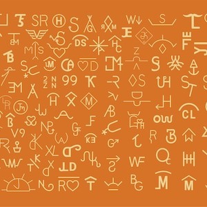 K&ouml;nnte beinhalten: Eine Sammlung von &uuml;ber 70 einzigartigen Western-Marken oder Rindermarken. Die Marken sind in einem einfachen, minimalistischen Stil gezeichnet und alle in hellgelber Farbe vor einem einfarbigen orangefarbenen Hintergrund.