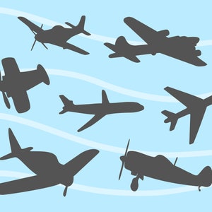 Peut inclure: Silhouettes de six avions différents sur un fond bleu clair avec des lignes ondulées blanches. Les avions sont tous tournés vers la droite de l'image.