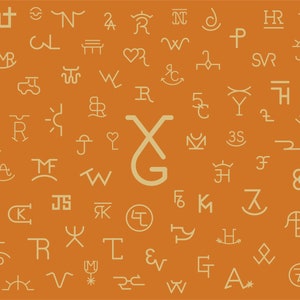 K&ouml;nnte beinhalten: Eine Sammlung von 50 verschiedenen Western-Marken oder Rindermarken, jede mit einem einzigartigen Design. Die Marken sind in hellgelber Farbe auf orangefarbenem Hintergrund. Die Marken sind eine Mischung aus Buchstaben, Zahlen und Symbolen.