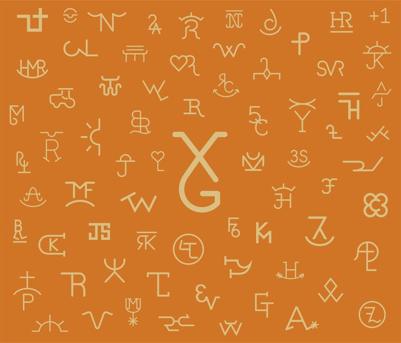 K&ouml;nnte beinhalten: Eine Sammlung von 50 verschiedenen Western-Marken oder Rindermarken, jede mit einem einzigartigen Design. Die Marken sind in hellgelber Farbe auf orangefarbenem Hintergrund. Die Marken sind eine Mischung aus Buchstaben, Zahlen und Symbolen.