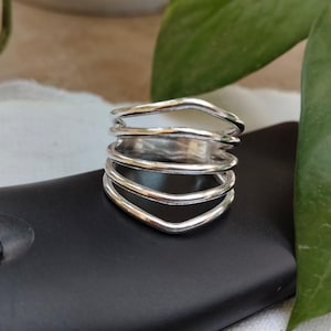Ring i 925 sterlingsilver med bred band: Vintage vågig design med flera rader