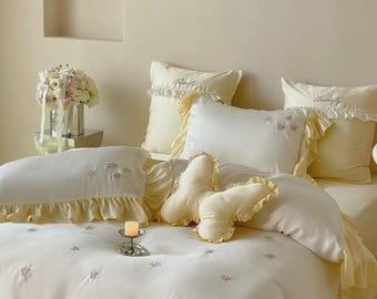 Set di biancheria da letto in Tencel con ricamo a farfalla, composto da 4 pezzi con copripiumino reversibile, biancheria da letto estiva rinfrescante, con volant gialli.