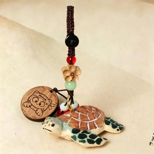 Ciondolo personalizzato in legno a forma di tartaruga per borsa, ciondolo per telefono con nome personalizzato e confezione regalo.