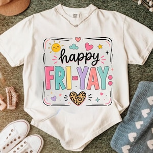 Peut inclure: Un t-shirt blanc à manches courtes avec une impression graphique colorée portant le texte "happy FRI-YAY". Le motif comprend un soleil jaune, des cœurs roses et violets, un cœur à motif léopard et des petites étoiles dans un cadre noir.