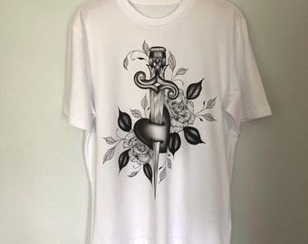 Dolch durch Herz White Tattoo T-Shirt