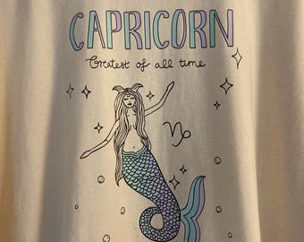 山羊座Tシャツ｜G.O.A.T｜人魚の星座ギフト – オーガニックコットンTシャツ、星座デザイン