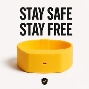 Peut inclure: Un bracelet en silicone jaune vif avec le texte noir STAY SAFE STAY FREE imprim&eacute; au-dessus. Le bracelet pr&eacute;sente une petite d&eacute;coupe rectangulaire horizontale sur sa face avant et une petite ic&ocirc;ne de bouclier noir avec une coche jaune en dessous.