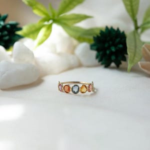 Anillo de zafiros multicolores, banda de oro de 14 quilates, gema arcoíris, piedra natal de septiembre.